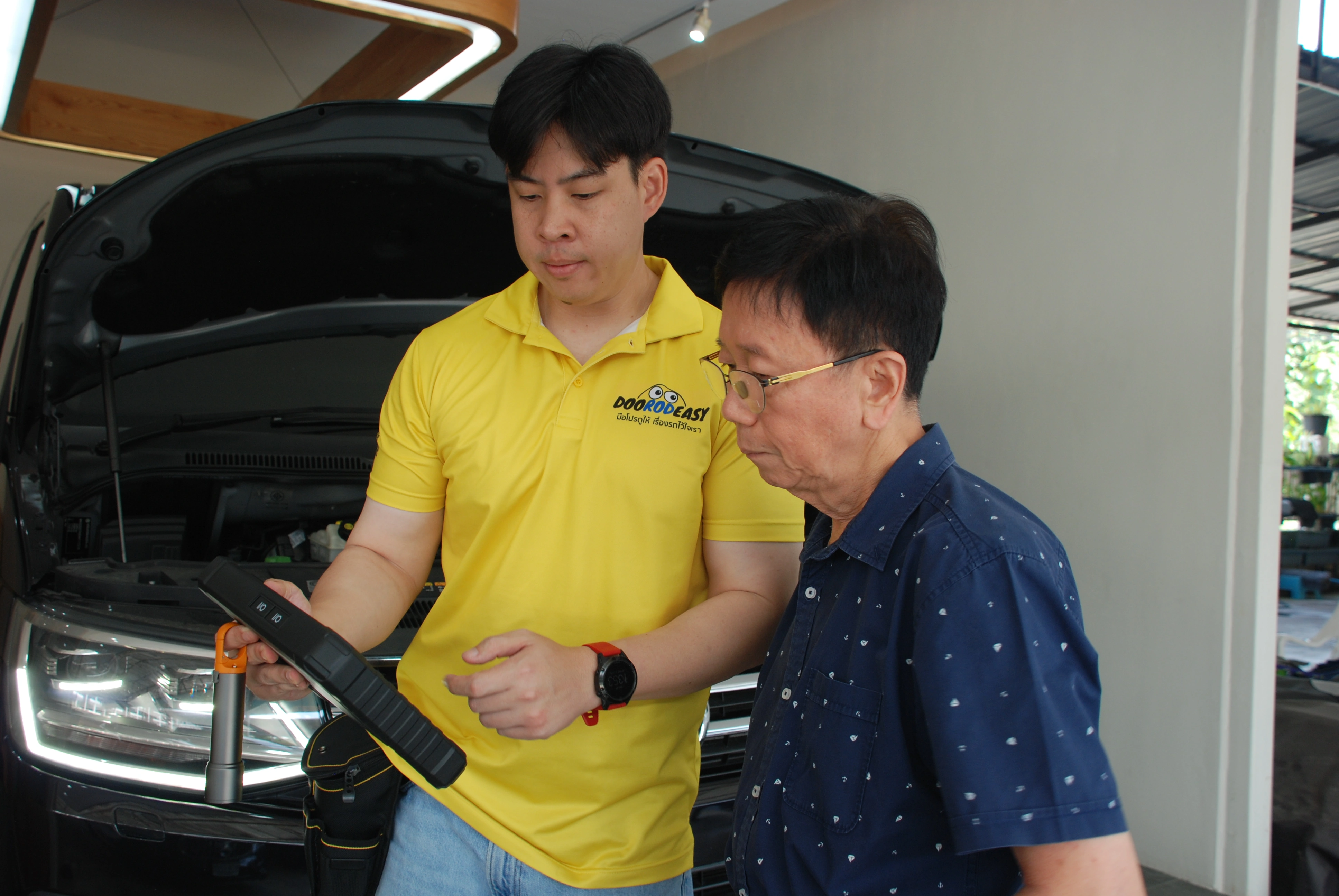 ตัวอย่างวิศวกรตรวจรถมือสองกำลังตรวจสภาพรถจริง